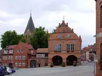 Gadebusch (zwischen Schwerin und Ratzeburg) Blick auf den Markt mit Rathaus und Turm der Stadtkirche St. Jakob und St. Dionysius; 24.06.013
