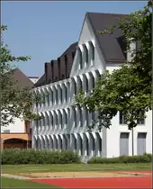 . Marianum Kloster Hegne, Allensbach - Die Schutzvorrichtungen vor den Fenstern des Neubaues werfen ihre Schatten auf die Fassade. 17.03.2016 (Matthias)