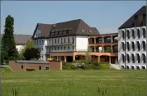 . Marianum Kloster Hegne, Allensbach - In dem mit Ziegeln verkleideten Verbindungsbau befindet sich im Untergeschoss die Turnhalle, dar�ber (mit vorgelagerter Terrasse) der Musikraum und die Eingangshalle. Die Klassenzimmer finden sich in den hohen, verputzten alten und neuen Bauteilen. 17.06.2013 (Matthias)