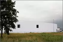 . Gro�er Rundbau - Durch seine Fassade verbindet sich das Vitra-Vertriebszentrum von Sanaa fast �bergangslos mit dem Wolkenhimmel. Weil am Rhein, 20.06.2013 (Matthias)