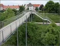 . Steg und Turm - An den Schlaichturm angebaut ist dieser filigrane Fu�g�ngersteg, der eine Bundestra�e und eine Bahnlinie �berquert. Die Treppenabg�nge f�hren zur S-Bahnstation  Weil am Rhein Gartenstadt . 20.06.2013 (Matthias)