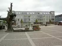 Kungsbacka, Tingst�lle Platz mit Bronzeskulptur Baum des Lebens, Provinz Halland (22.06.2013)