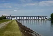 Ottmarsheim, das Wasserkraftwerk am Rheinseitenkanal, hier die Einstr�mseite, Juni 2013