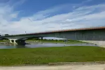 Ottmarsheim, die Autobahnbr�cke �ber den Rhein, verbindet die deutsche und franz�sische Autobahn, Juni 2013