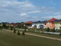 Carlsgarten nahe Berlin Karlshorst, direkt an der Trabrennbahn Karlshorst. Einfamilienh�user und Parkcharakter, inmitten von Berlin und zwischen dicht bebauten Bezirken. Eine Mischung, die ich immer wieder interessant finde. 23.6.2013