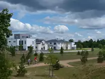 Nahe der Trabrennbahn in Karlshorst - im Carlsgarten - sind teils idylissche Einfamilienh�user entstanden. 23.6.2013