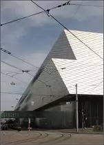 . Neue Messe Basel - Die beiden oberen Geschosse sind gegeneinander verschoben, zus�tzlich sind die Fassaden in sich verdreht. 19.06.2013 (Matthias)