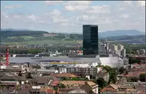 . Neue Messe Basel - 

2013 wurde die von den Basler Architekten Herzog & de Meuron geplanten neue Messehallen fertiggestellt. Hier ein Blick auf den in der Sonne gl�nzenden Neubau vom M�nster aus gesehen. Hinter den neuen Messehallen sieht man den 2003 fertiggestellen Messeturm, Architekten: Morger & Degelo & Daniele Marques.  

http://www.herzogdemeuron.com/index/projects/complete-works/201-225/213-messe-basel-new-hall/IMAGE.html

22.06.2013 (Matthias)