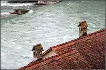 . Zwei Berner Kamine und viel Wasser - Blick von der M�nsterplatform auf die volle Aare. 21.06.2013 (Matthias)