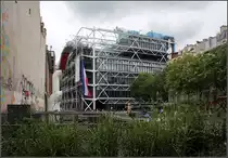 . Centre Pompidou - Anders als die Stadt drumherum, trotzdem passt das Bauwerk, vergleichbar eine Kathedrale ins Stadtbild. Fr�hwerk (1977) von Renzo Piano und Richard Rogers, beide heute sehr bekannte Architekten. 18.07.2012 (Matthias)