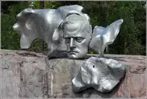 Helsinki. Der abstrakte Teil des Sibelius-Denkmals (siehe Bild-ID 42121) soll an aufplatzende Birkenst�mme erinnern. Nach Protesten der Bev�lkerung wurde das Denkmal noch um dieses Bildnis erg�nzt. 19.05.2013

