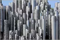 Helsinki. Dieser abstrakte Teil des Sibelius-Denkmals soll an aufplatzende Birkenst�mme erinnern. Nach Protesten der Bev�lkerung wurde das Denkmal noch um ein Bildnis erg�nzt (siehe Bild-ID 42120). 19.05.2013