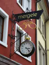 Endingen am Kaiserstuhl, Zunftschild an einem Optiker-und Uhrengesch�ft, Juni 2013