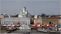 Helsinki. An der Nordseite des S�dhafens liegt der Fischmarkt vor dem Rathaus (links). Dahinter �berragt der Dom die H�user. 19.05.2013