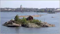 Die kleine Insel Ryssansaari liegt zwischen der im Hintergrund liegenden Seefestung Suomenlinna und Helsinki. Hier l�sst es sich gut ausspannen und die in Finnland unverzichtbare Sauna ist wohl in der kleinen H�tte am Ufer eingerichtet. 19.05.2013