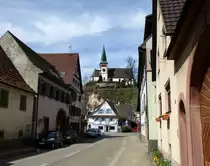 Bahlingen am Kaiserstuhl, Blick zur Bergkirche hoch �ber dem Ort, April 2013