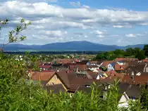 Bahlingen am Kaiserstuhl, Blick �ber den Ort und das Freiburger Becken zum Schwarzwald, Juni 2013