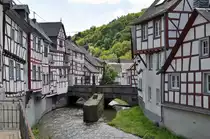 Monreal - eine der 3 Steinbr�cken �ber die Elz, eingerahmt von Fachwerkbauten - 28.05.2013