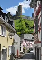 Monreal - Ortsgasse mit der L�wenburg auf dem Berg im Hintergrund - 28.05.2013