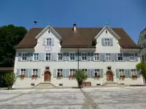 Arlesheim, Bezirksgerichtsgeb�ude von 1683 auf dem Domplatz, Juli 2013