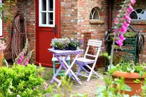 Sommerliche Idylle hinter  Stelly's H��s , dem sogenannten T�pfercaf�, in Oldsum auf F�hr. Aufgenommen am 25. Juni 2013.