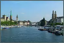 Die Altstadt von Z�rich an der Limmat. Markanteste Geb�ude sind links das Stadthaus sowie die T�rme von Fraum�nster und St. Peter, rechts Wasserkirche und Grossm�nster. (08.07.2013)