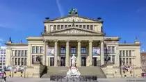 Das klassizistische Konzerthaus (fr�her: Schauspielhaus) am Gendarmenmarkt in Berlin wurde 1821 er�ffnet, Architekt: Karl Friedrich Schinkel. Davor befindet sich ein Denkmal f�r Friedrich Schiller. (13.07.2013)