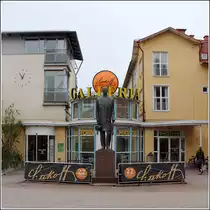 Mariehamn. Das Nikolai-Sittkoff-Denkmal vor dem gleichnamigen Einkaufszentrum in der Torggatan. Nikolai Sittkoff lebte im 19. Jahrhundert und war der erste gro�e Reeder in Mariehamn. 20.05.2013