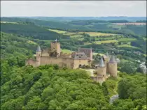. Am Aussichtspunkt  Uerbegsbierg  in Bourscheid kann die Burganlage in ihrer vollen Gr��e sehr eindr�cklich bewundert werden. 15.06.2013 (Jeanny)