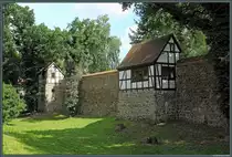 Zwei Wiekh�user an der Stadtmauer in Neubrandenburg. Bei den Wiekh�usern handelt es sich urspr�nglich um Verteidigungsbauten, die vornehmlich in Norddeutschland errichtet wurden. Sp�ter wurden diese als Wohnh�user umgebaut. (17.07.2013)