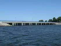 Diese Br�cke ist die einzige Verbindung von der kleinen Insel Ummanz zur Gro�en Nachbarinsel R�gen.Aufgenommen am 21.Juli 2013 vom Hafen von Waase aus.