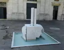 Mariastein, moderner Brunnen vor dem Haupteingang zur Klosterkirche, Juli 2013