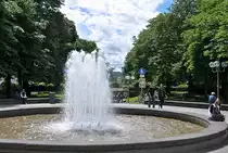Bonn - Brunnen und im Hintergrund Schlo� Poppelsdorf - 15.06.2013