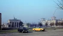 Berlin am 3. November 1973: Zwei geschichtstr�chtige Bauwerke, links das  Brandenburger Tor, 1789-1791 errichtet, rechts das Reichstagsgeb�ude von den Jahren 1884-1894.