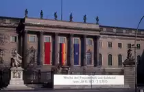 Berlin am 3. November 1973: Ein Teil des Hauptgeb�udes der Humboldt-Universit�t. -Das Geb�ude, das sich Unter den Linden befindet, wurde von 1748 bis 1766 f�r Prinz Heinrich, den Bruder Friedrichs des Zweiten, erbaut. - 1810 begann die neuer�ffnete Berliner Alma mater, die Friedrich-Wilhelm-Universit�t, ihren Lehrbetrieb in diesem Palais, das sieben Jahre nach dem Tod des Prinzen der Universit�t zugewiesen worden war. - 1949 wurde die Universit�t in Humboldt-Universit�t umbenannt.