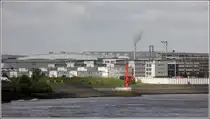 Hamburg-Finkenwerder (Mitte). Hinter dem R�schpark erstreckt sich das Airbus-Werk. Der rote Turm ist das Leuchtfeuer R�schkanal Ost. 23.05.2013