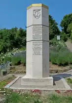Stauferstele am Aufgang zur Burgruine Weibertreu in Weinsberg bei heilbronn am 14.07.2013

Die Stauferstelen greifen den oktagonalen Grundriss auf, den beispielsweise auch das von Friedrich II. gebaute Castel del Monte aufweist.[4] Sie bestehen aus vier Teilen (Basis, Schaftst�ck, Mittelst�ck, Kronenst�ck). Sie sind ab Oberkante der Basis 2,5 Meter hoch und haben bei einer Seitenl�nge von 33 Zentimetern eine Breite (Abstand zwischen zwei gegen�berliegenden Fl�chen) von 80 Zentimetern. Den oberen Abschluss bildet ein die achteckige Reichskrone symbolisierendes goldenes Band. Die Inschriften sind in der Regel auf vier der acht Seitenfl�chen verteilt.

Die Stele auf dem Hohenstaufen ist 88 Zentimeter breit und 2,75 Meter hoch.