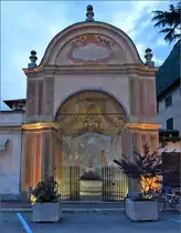 <U>Kleinod gegen�ber dem Westportal der Basilika Madonna di Tirano.</U> 

Im Juli 2013.