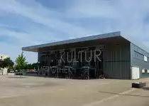 Freiburg, das  glashaus  im neuerbauten Stadteil Rieselfeld, beherbergt Veranstaltungssaal und-r�ume, Cafe und Bibliothek, Aug.2013
