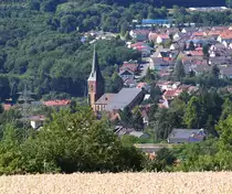 Blick vom Stadtteil Ritterstra�e auf die Pfarrkirche Liebfrauen in P�ttlingen Bengesen und auf das Wohngebiet Breitfeld.
01.08.2013 - P�ttlingen/Saar - Stadtverband Saarbr�cken