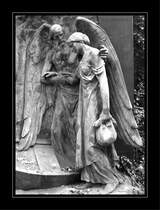 Detailfoto von einem beeindruckenden Grabmal auf dem Friedhof Essen Bredeney. Die  Gelehrten  streiten sich dar�ber, ob nun tats�chlich der F�hrmann zu sehen ist, der eine Frau mit seinem Boot Charon in das Reich der Toten geleitet, oder ob ein Engel die Frau lediglich zu diesem Boot geleitet. Wie auch immer... aufgrund der Kruppschen Familiengr�ber wird dieser Friedhof als Station auf der Route der Industriekultur gef�hrt. 