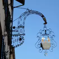 Kaiserstuhl/Schweiz, Zunftschild einer ehemaligen Schmiede, Juli 2013