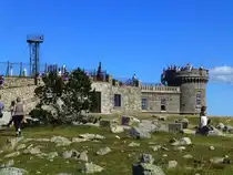 Frankreich, Languedoc-Roussillon, Gard (an der Grenze zur Loz�re), das  Signal de l'Hort de Dieu  auch  Tourette de Cassini  auf dem Mont Aigoual(1 565 Meter), mit seiner Meteostation. 11.08.2013