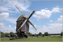 Diese Bockwindm�hle wurde 1731 als 2-g�ngige M�hle errichtet. Sie steht am s�dlichen Stadtrand von Arendsee. Aufnahmedatum: 21.07.2007