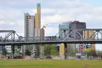 BERLIN, 28.04.2013, Blick vom Ostpark am Gleisdreieck auf den Viadukt der U-Bahnlinie U1, im Hintergrund Geb�ude am Reichpietschufer