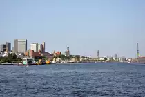 Blick von der Elbe bei Altona Richtung Hamburger Innenstadt und Landungsbr�cken - 12.07.2013