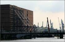 Die Baustelle der Elbphilharmonie, im Hintergrund das zeltartige Geb�ude f�r  den K�nig der L�wen . 14.7.2007 (Matthias)