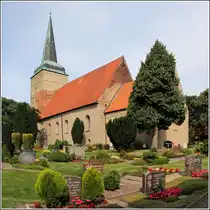 Wremen. Die Kirche St. Willehadi ist eine Wehrkirche aus dem 12. Jahrhundert. Es ist die m�chtigste und �lteste Kirche des Wurster Landes. Um die Kirche herum befindet sich der Friedhof. 23.08.2013