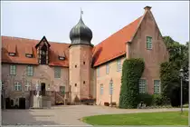Bad Bederkesa (Beers). Der Hof der Burg Bederkesa. Im Geb�ude befindet sich das Museum Burg Bederkesa. 23.08.2013
N�here Infos: http://www.burg-bederkesa.de

