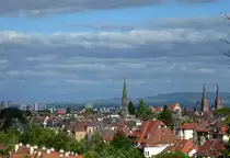 Freiburg im Breisgau, Blick vom Sternwald auf die Stadt, im Hintergrund der Kaiserstuhl(rechts) und die Vogesen, Aug.2013